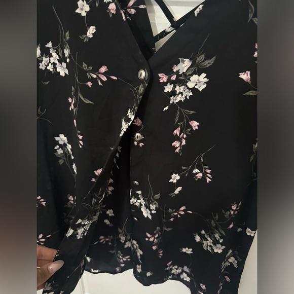 Cute flowery top - Picture 5 of 5